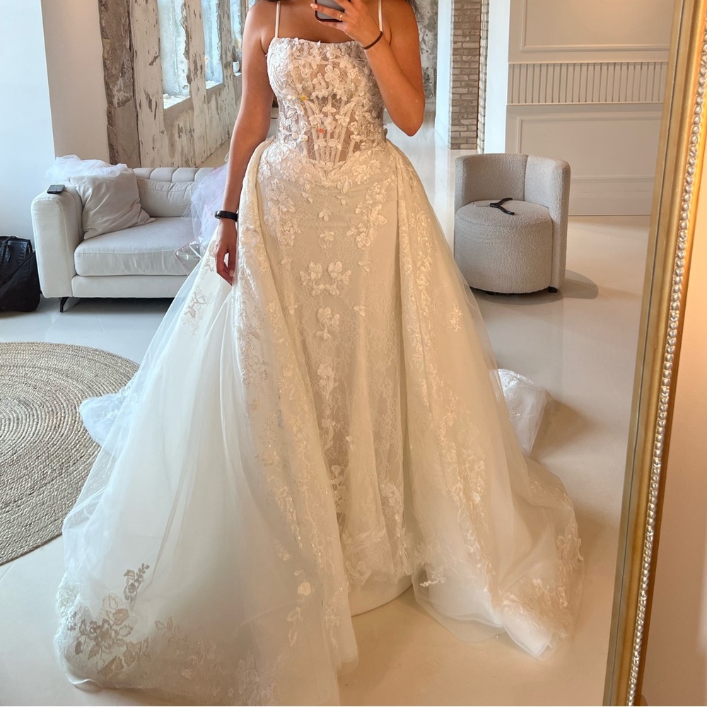 Elegant White Lace Wedding Dress Overskirt
